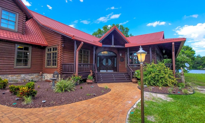 Astor Cabine | Riverview- Log Cabin, Stay 7 nights get 1 night Free 15% Off BOOK NOW!