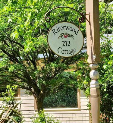 East Warburton Maison | Riverwood Cottage, accessible accommodation