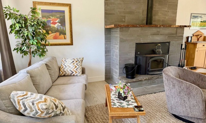 Meaford Cabine | Riverwood Retreat: Modern Charm by the River