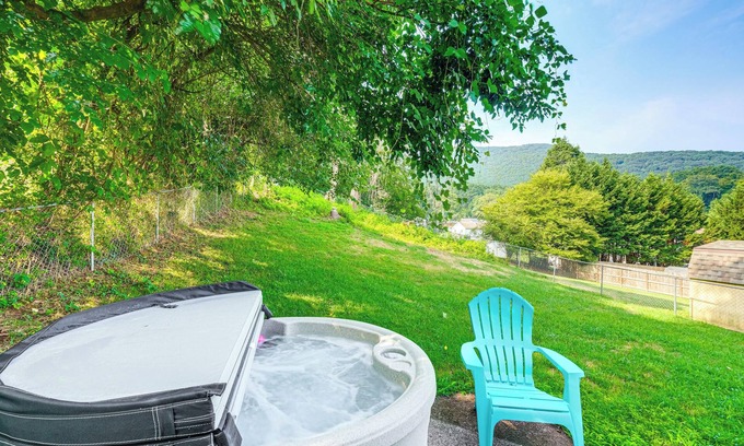 Roanoke Maison | Roanoke Mountain Home: 4 Mi to Blue Ridge Parkway!
