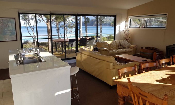 Surveyors Bay Maison | Roaring Beach Retreat