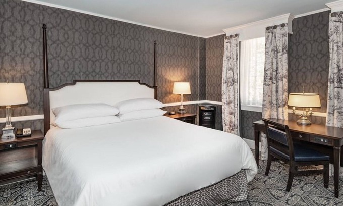 Historic District Hôtel | Robert Johnson King, Historic Inns, Near Top Dining & City Attractions