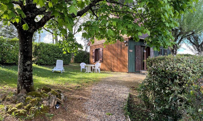 Saint-Avit-Senieur Chalet De Ski | Rouge-gorge,Gîte en Dordogne avec un grand lit et trois lits simple .