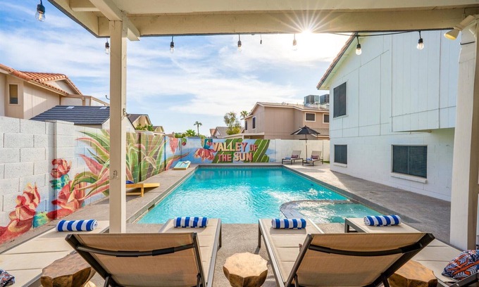Cactus Meadows Maison | Rock Climbing Wall~Pool& Mini Golf~Game Room~Mural