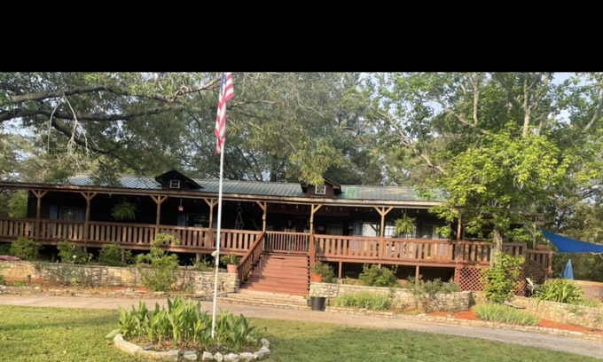 Lindale Maison | Rock'n D Ranch Country dream get away, setting on 12 acre's and lake.