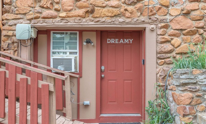 Medicine Park Cabine | Rock & Roll Room- Perfect for a Couple ready to paint the town in Medicine Park