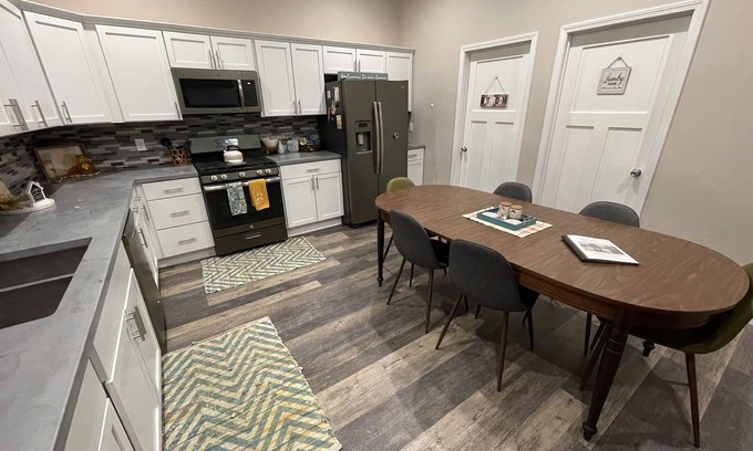Ladd Appartement | RockerBye Rental downtown Ladd - Sleep 6 - Large modern space with vintage charm