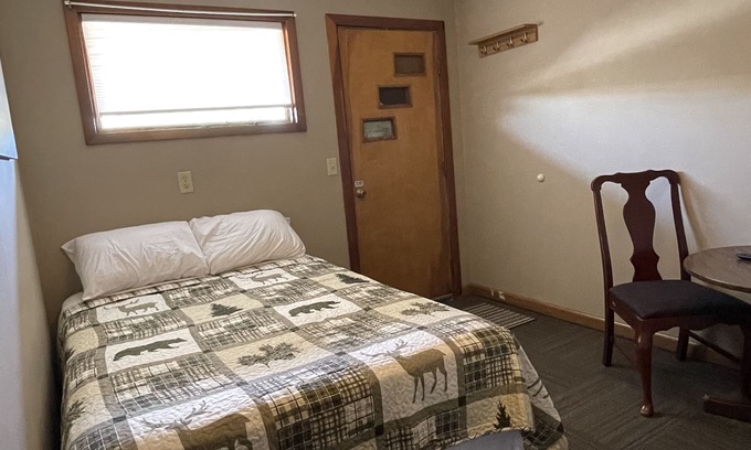 Faulkton Hôtel | Rockin' E #4 - clean, updated motel room