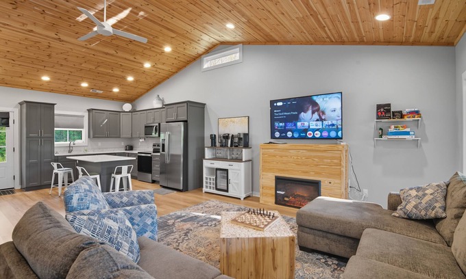 Houston Cabine | Rockshore Escape: Smith Lake Haven, Private Dock, Fire Pit and Ultimate Serenity