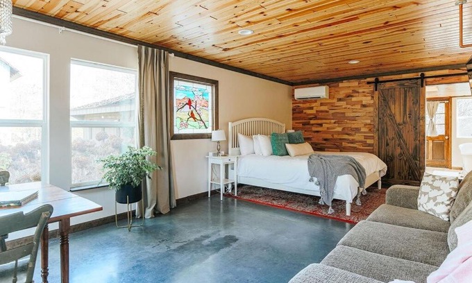 Afton Appartement | Rockwell Ridge The Dogwood Suite