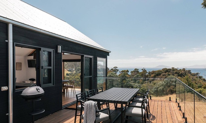 Rocky Hills Cabine | Rocky Ridge - modern lodge capturing sweeping views over Great Oyster Bay