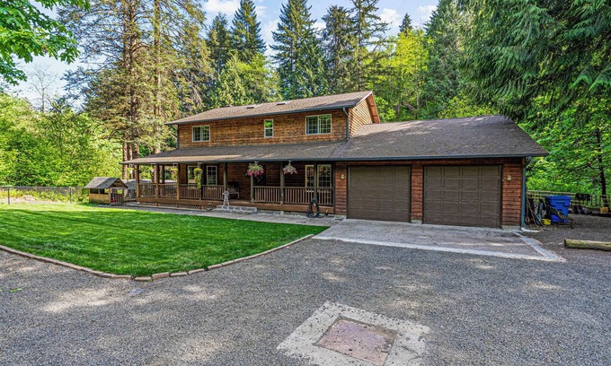 Longview Maison | Rocky River is a Spacious 5-bedroom house in wonderful Longview with WiFi, AC