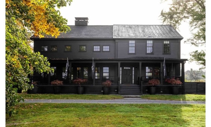 Stuyvesant Maison | Rode Barns - Farmhouse compound near Hudson