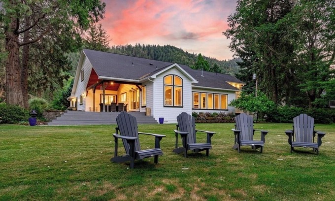 Grants Pass Maison | Rogue River Retreat- tranquility + modern comfort