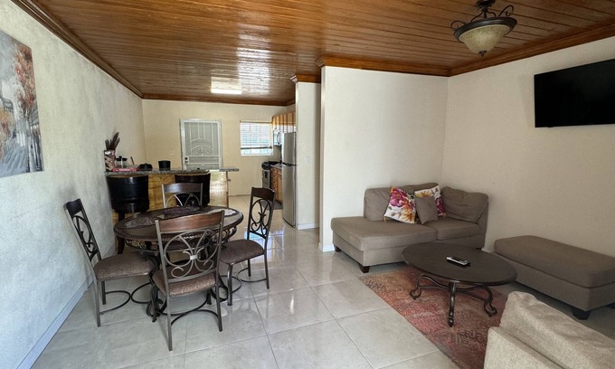 Rolleville Appartement | Rolleville Darling House - 2 minute walk from the beach!