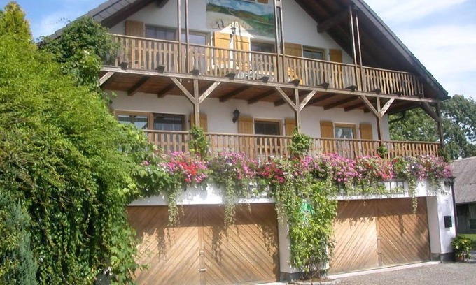 Stammbach Appartement | Rollstuhlgeeignete 4-Sterne-Ferienwohnung (75qm) auf kinderfreundlichem Hof