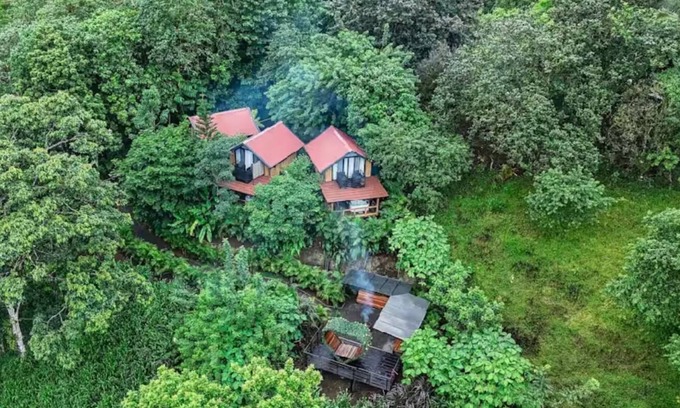 Monterrey Cabine | Romantic cabin with jacuzzi, AC, WiFi near Arenal Volcano, La Fortuna Costa Rica
