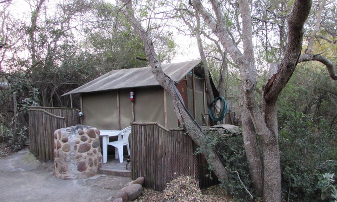 Thorny Bush Game Reserve Maison | Romantic canvas pad on river, share shower with monkeys and listen to the lions