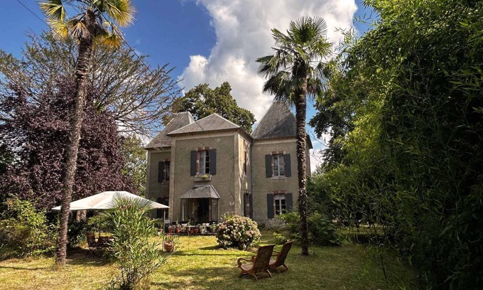 Barbachen Maison | Romantic Château Lestéous with a large park and views of the Pyrenees