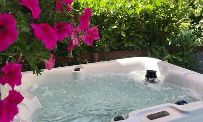 Nantwich Cabine | ROMANTIC COLONIAL LODGE WITH HOT TUB, RURAL CHESHIRE