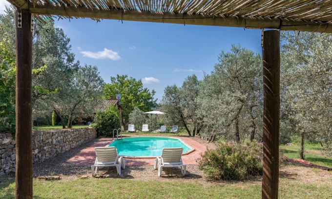 Pieve a Presciano Villa | Cottage romantique, 6 couchages, avec de grandes fenêtres donnant sur la campagne toscane. Jardin avec piscine p