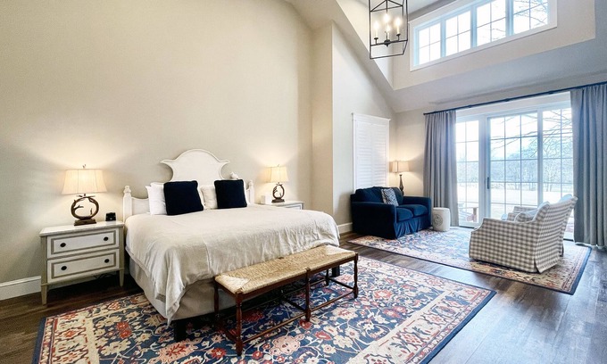 Reeders Chalet De Ski | Romantic Couples Suite in the Poconos with Jetted Tub