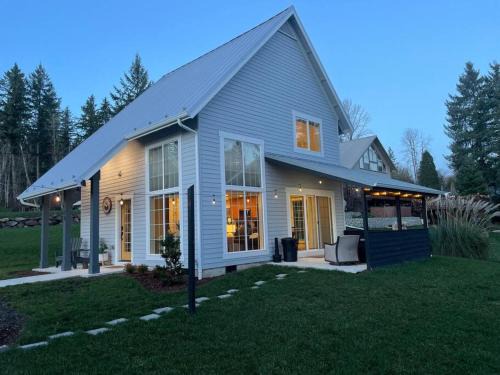 Silver Creek Maison | Romantic Cozy Cabin Walk to lake Hot tub Bikes Kayaks Grill