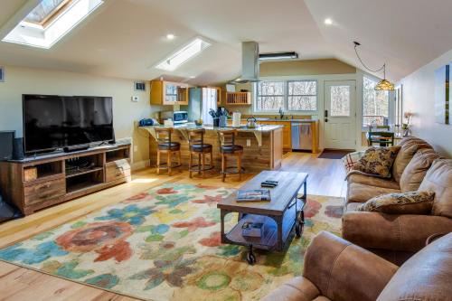 Central Appartement | Romantic, Cozy Loft with Yard, 5 Miles to Clemson