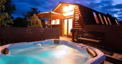 Sugarcreek Maison | Romantic Forest Cabin with Amazing Private Deck and Spa in Ohio