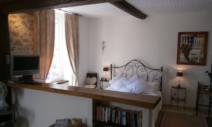Saint-Chinian Appartement | Escapade romantique sur la place de Saint-Chinian avec une marche fantastique et du vin