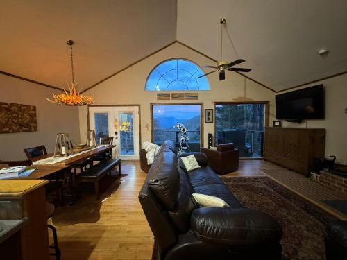 Roseland Maison | Romantic Getaway or Family Vacay with Mountain Views