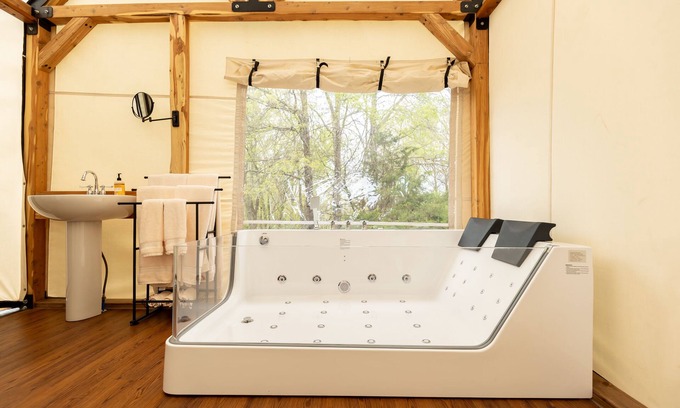 Sulphur Springs Cabine | Romantic Glamping for Two complete with Two Person Jacuzzi and Outdoor Shower