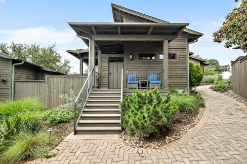 Spicewood Maison | Romantic Lake Retreat - Deck, BBQ Grill & Patio