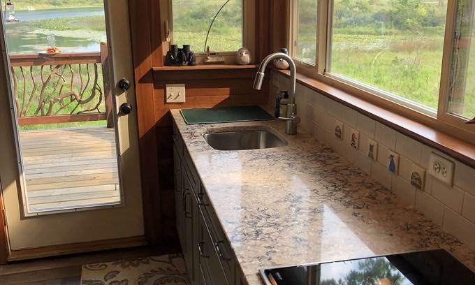 Jones Cottage | Lakeshore luxury treehouse: beautiful views, solitude, lake & fiber-optic WiFi
