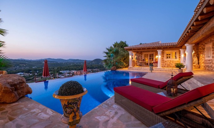 Santa Eulalia del Rio Villa | Villa de luxe romantique près de la ville d'Ibiza avec vue imprenable sur le coucher de soleil