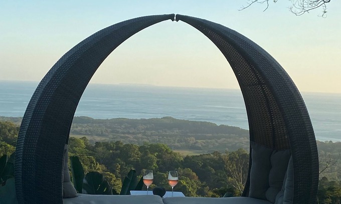 Ballena Maison | Romantic mountain retreat with views of the Whale’s Tail and the Pacific Ocean
