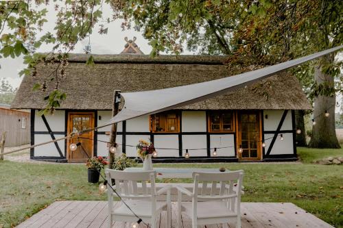 Scharnebeck Maison | Romantic Nights Under The Thatched Roof
