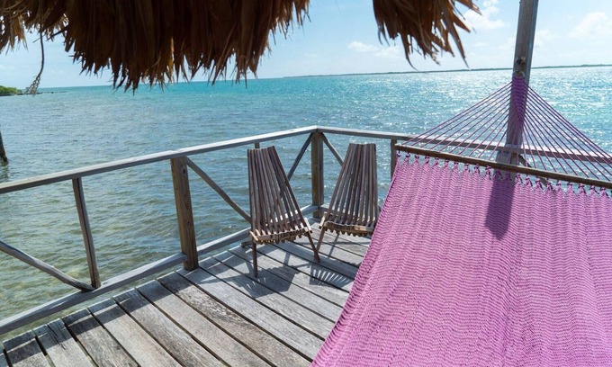 Thatch Caye Station Balnéaire | Romantic Over-the-Water Bungalow w/ Private Patio & Amazing Views - A/C Included