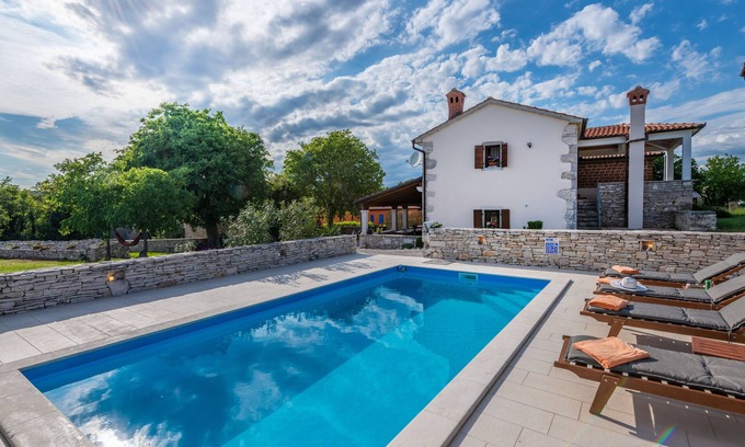 Trget Villa | DERNIÈRE MINUTE -30%! Villa avec piscine privée, à quelques minutes de la mer, en pleine nature
