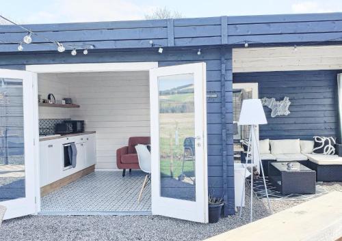 Fossoway Maison | Romantic Rural Lodge - Private Outdoor Kitchen & Cosy Covered Lounge - Perth and Kinross - Hot Tub not included