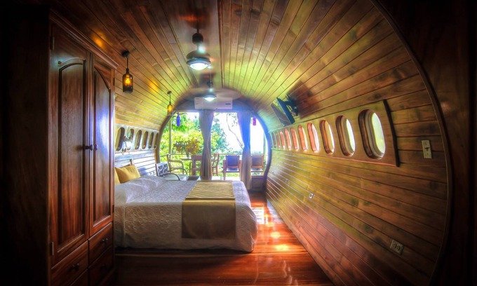Manuel Antonio Cottage | Cabane de cockpit de la jungle romantique au-dessus des plages de Manuel Antonio White Sand