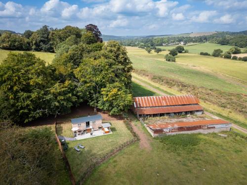 Crediton Chalet De Ski | Romantic Shepherds Hut, Devon with outside bath