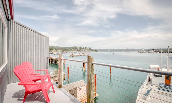 Historic Bayfront Appartement | Romantic Studio in Newport Bayfront, Ocean Views, Spa Tub, Fireplace, Deck