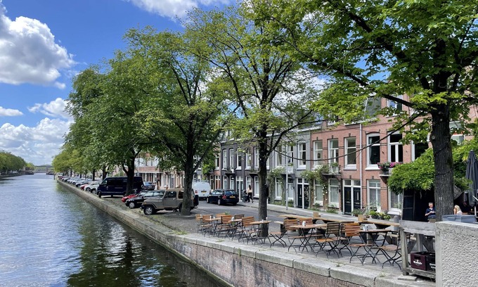 Hoofddorppleinbuurt Lit Et Petit-Déjeuner | Romantic Suite with Private Veranda in Historic Canalside House at Vondelpark