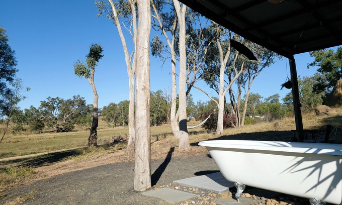 Frog Rock Cabine | Romantic Sunrise Cabin set on a 25 acre idyllic farm 5 mins to Mudgee wineries