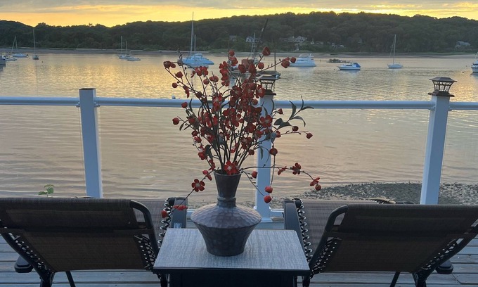 Northport Appartement | Romantic Waterfront Studio— 5 min from the Village Waterfront!!