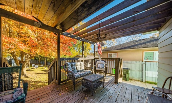Barberton Maison | Romantic West Side Cottage, Barberton / Akron