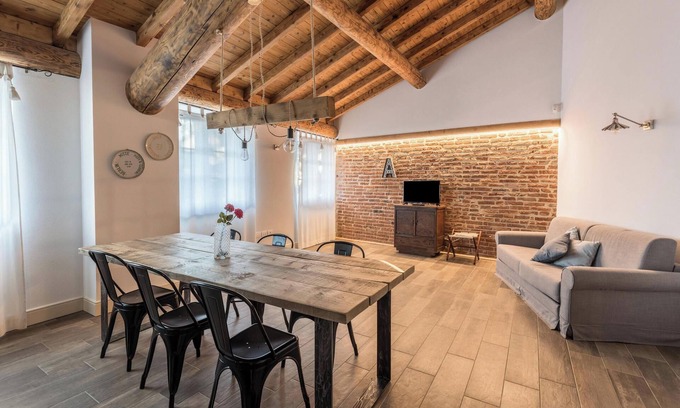 Desenzano del Garda Appartement | Appartement de vacances romantiquement meublé "Acero" avec Wi-Fi, jardin et piscine partagés