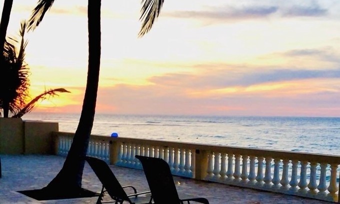 Guayabo Copropriété | Penthouse romantique en bord de mer avec terrasse privée sur le toit de 900 pieds carrés