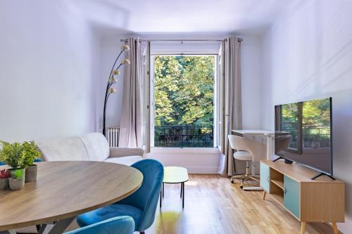 Combat Appartement | Romantique 4 Étoiles ,Appartement Chic près du Canal, Paris
